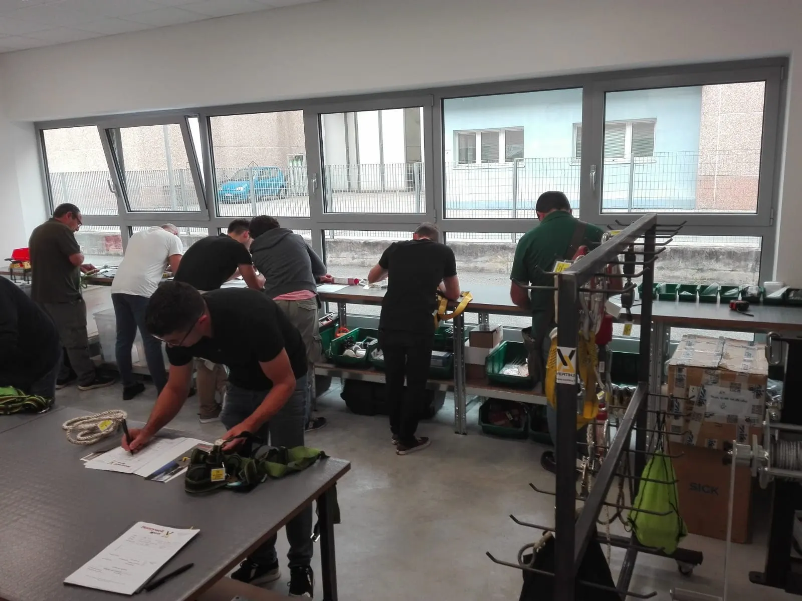 Partecipanti durante l'ispezione tecnica di imbracature e dispositivi anticaduta