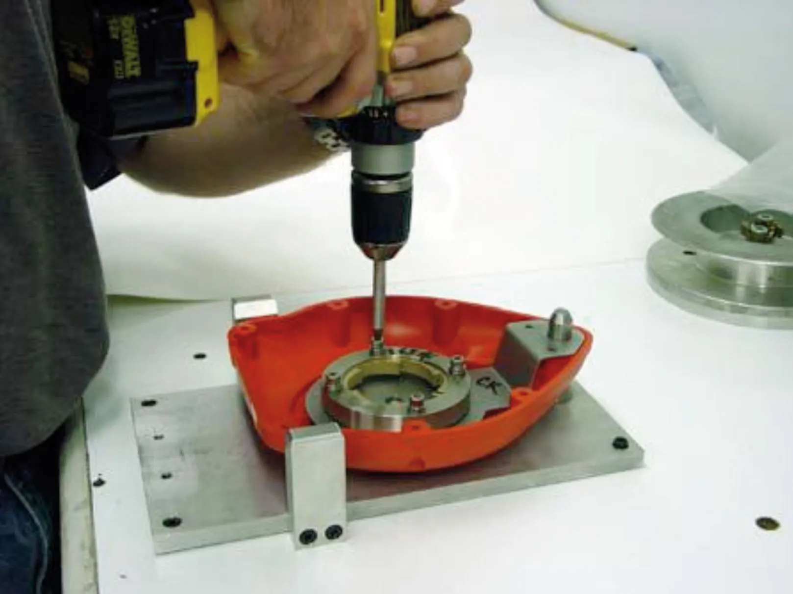 Tecnico durante la manutenzione di un dispositivo anticaduta retrattile