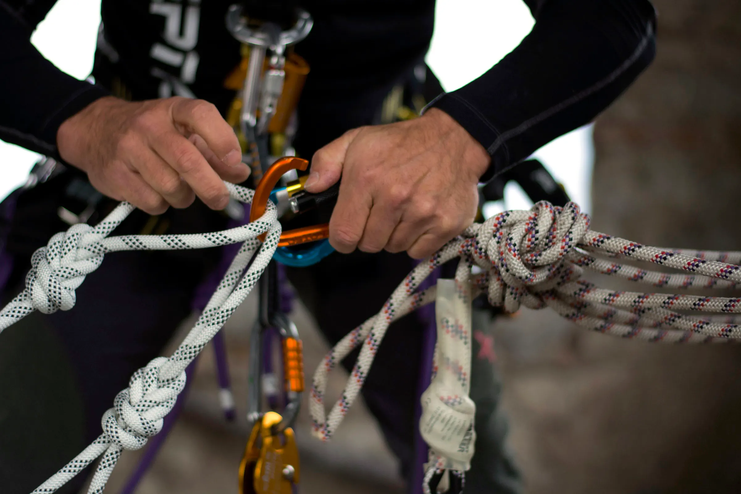Tecnico Vertika durante il controllo di corde, nodi e connettori