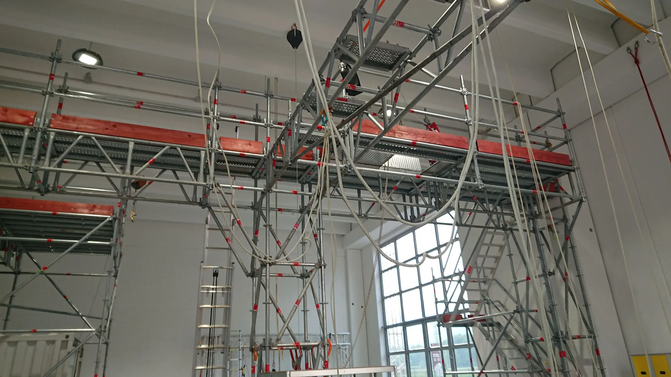 Strutture modulari, funi e sistemi di ancoraggio nella palestra tecnica Vertika