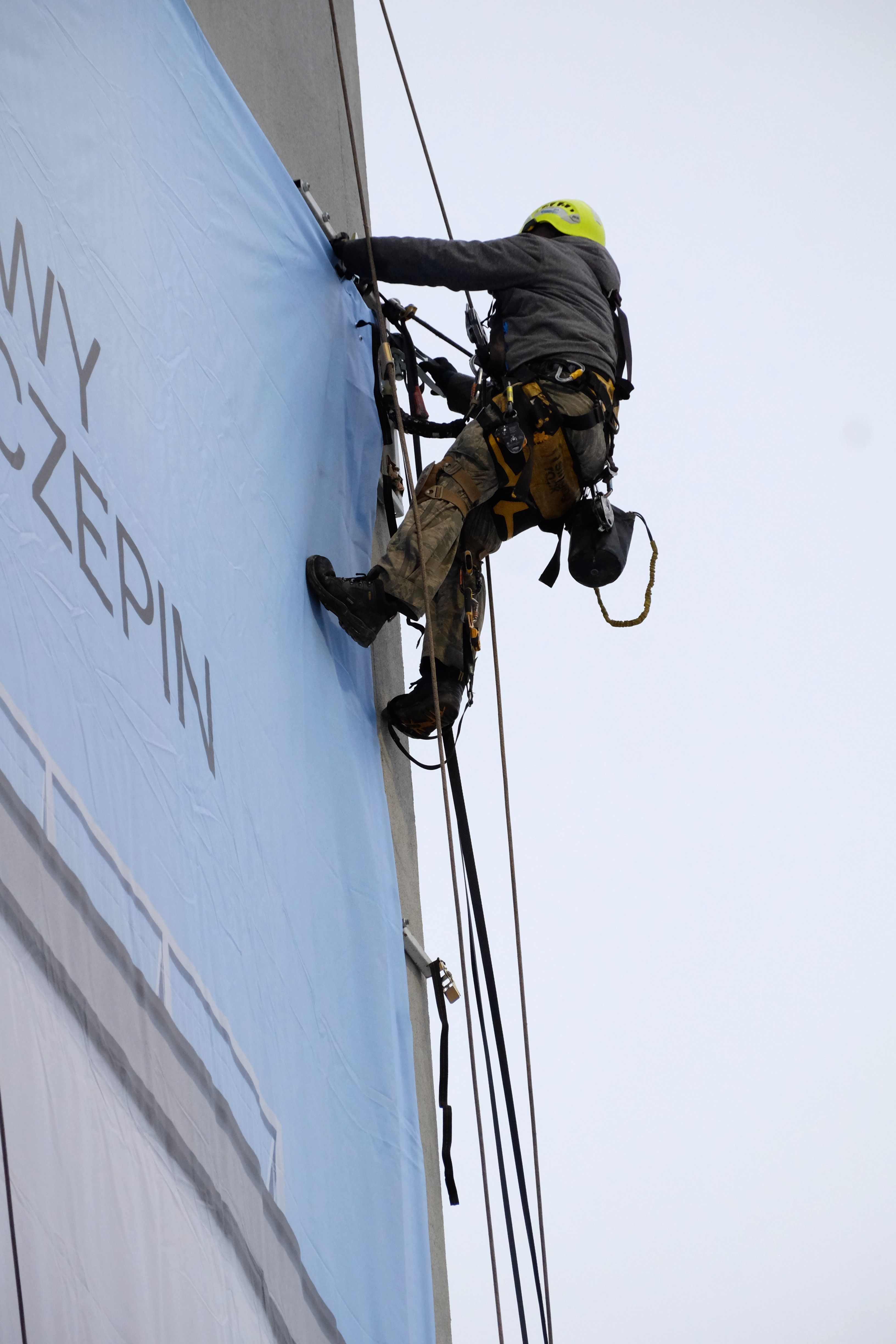 Tecnico su fune con casco, imbracatura e calzature da lavoro