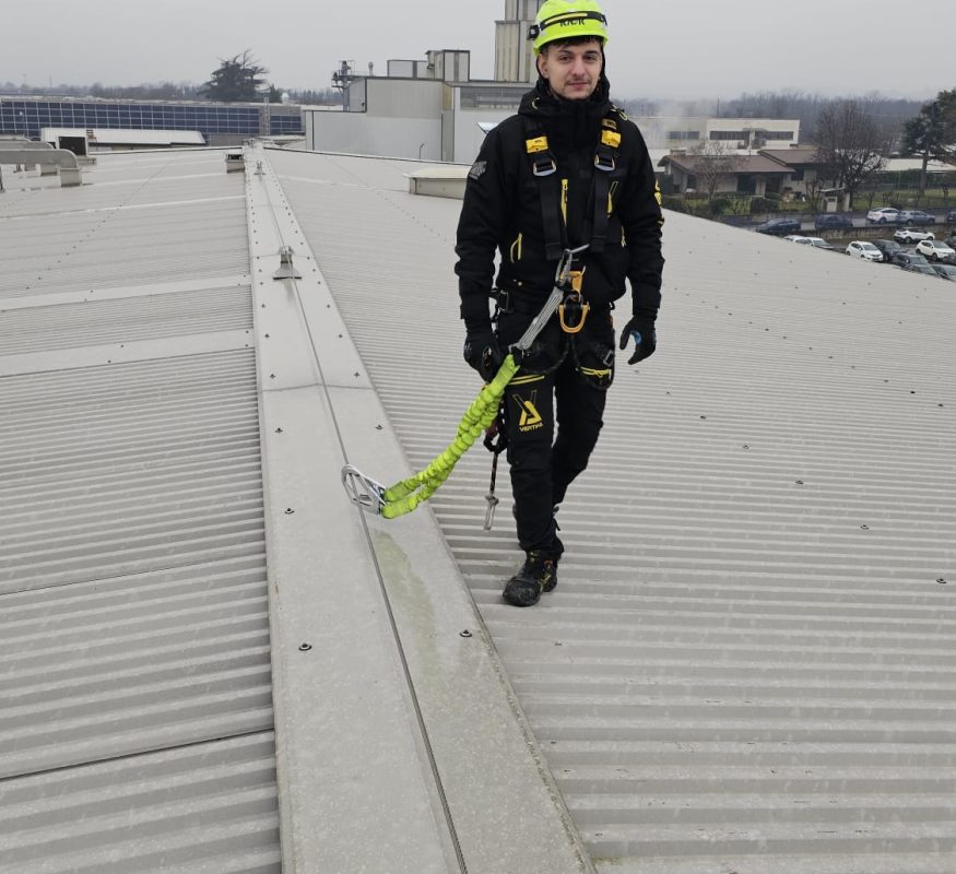 Operatore Vertika assicurato su una copertura industriale